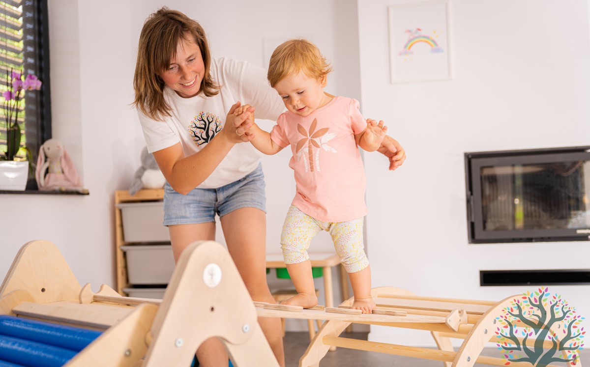 Motorikförderung bei Kindern: Mit Kletterdreieck, Wippe und Kletterbogen spielerisch die Entwicklung fördern
