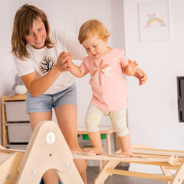 Motorikförderung bei Kindern: Mit Kletterdreieck, Wippe und Kletterbogen spielerisch die Entwicklung fördern