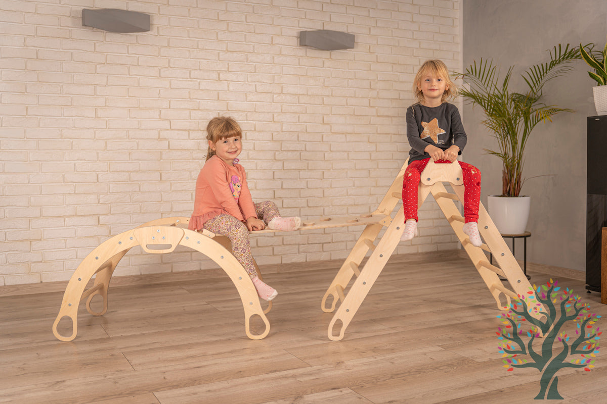 Kletterdreieck im 3in1-Set aus Holz von HolzSpiration im Kinderzimmer