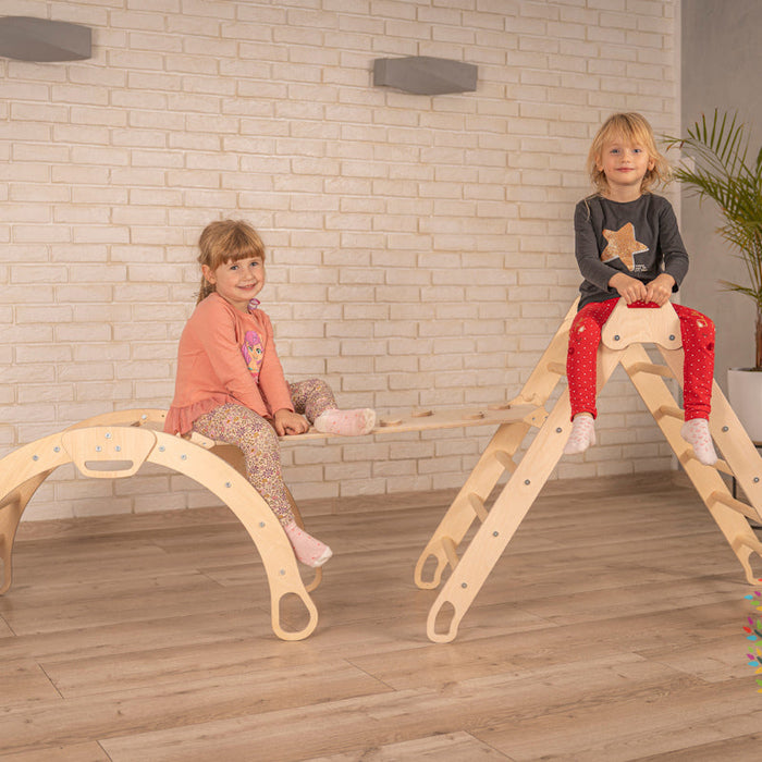 Kletterdreieck im 3in1-Set aus Holz von HolzSpiration im Kinderzimmer