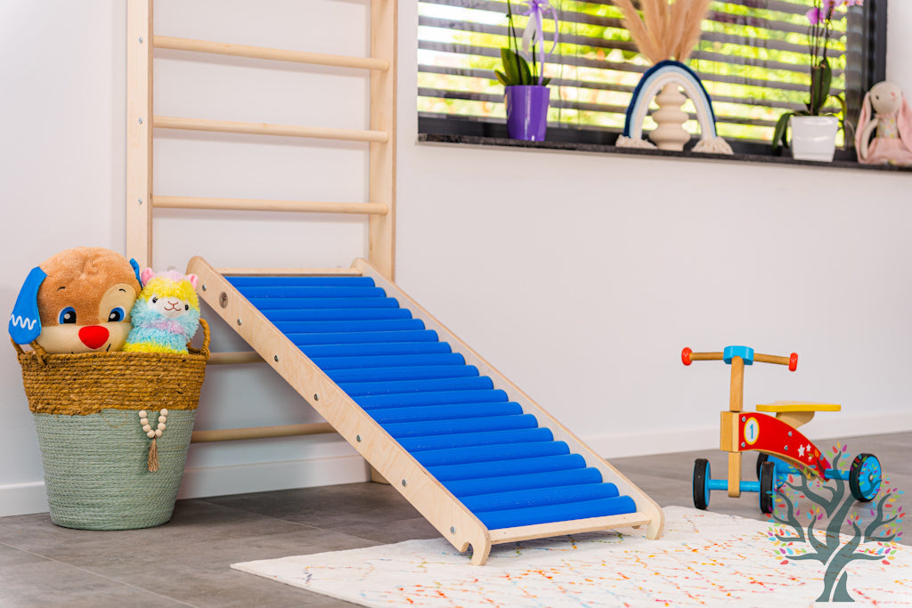 Sprossenwand mit Rollenrutsche aus Holz von HolzSpiration