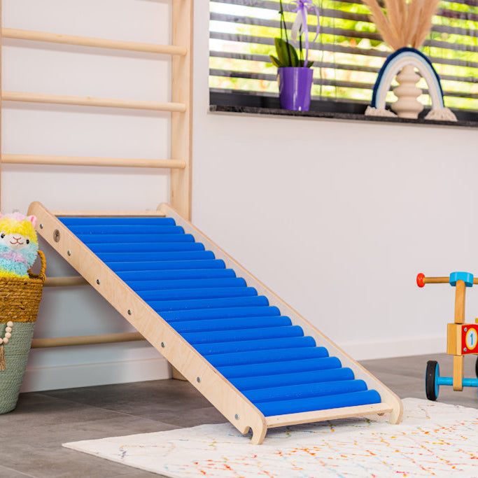 Sprossenwand mit Rollenrutsche aus Holz von HolzSpiration