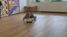 Softroller im Einsatz - Kind rollt und krabbelt mit dem Softroller