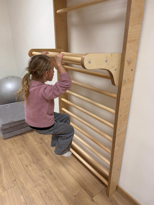 Sprossenwand Kindergarten - Kind macht Klimmzug an Kletterwand