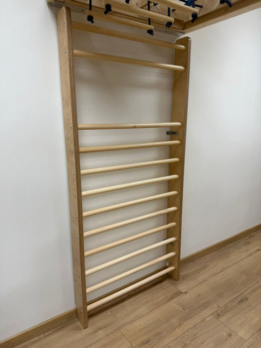 Sprossenwand Kindergarten - Frontalansicht Kletterwand mit Sprossen